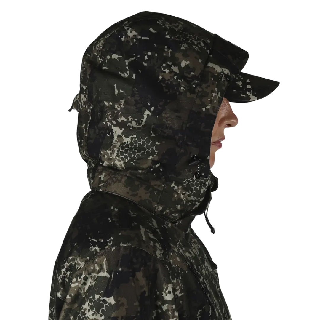 Alaska 1795 Superior Pro BlindTech Invisible II on tekninen naisten metsästystakki, joka on suunniteltu vaativiin pohjoismaisiin metsästysolosuhteisiin. Takki yhdistää hiljaisen rakenteen, korkean vedenpitävyyden ja erinomaisen hengittävyyden aktiiviseen metsästykseen tilanteissa, joissa liikkuminen, sääsuoja ja huomaamattomuus ovat ratkaisevia.
