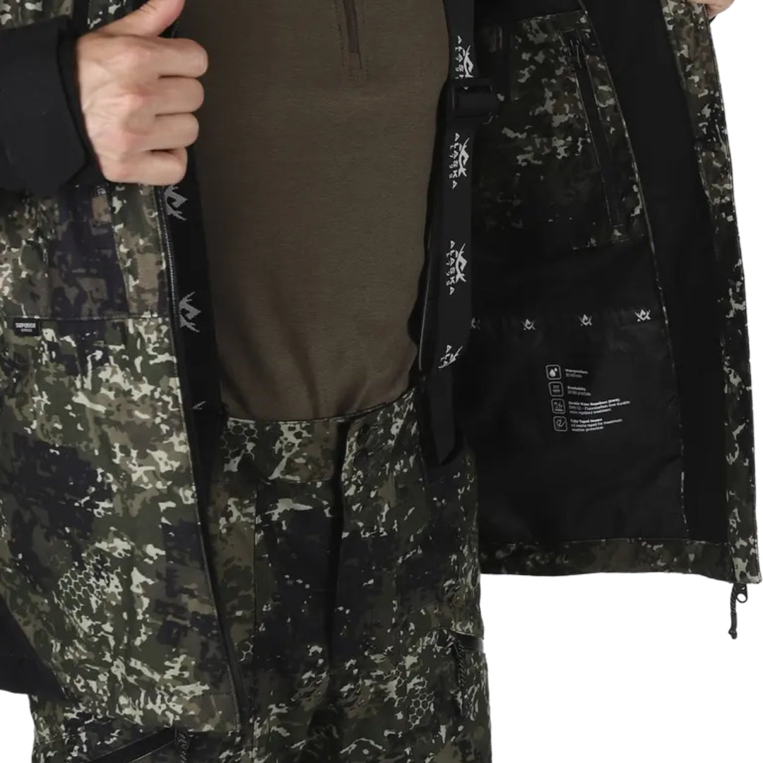Alaska 1795 Superior Pro BlindTech Invisible II on tekninen miesten metsästystakki, joka on suunniteltu vaativiin pohjoismaisiin metsästysolosuhteisiin. Takki yhdistää hiljaisen rakenteen, korkean vedenpitävyyden ja erinomaisen hengittävyyden aktiiviseen metsästykseen tilanteissa, joissa liikkuminen, sääsuoja ja huomaamattomuus ovat ratkaisevia.