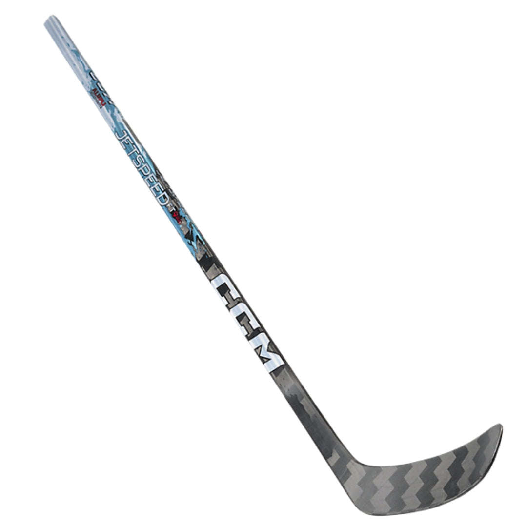 CCM JetSpeed FT9 Pro INT on huipputason intermediate jääkiekkomaila pelaajalle, joka haluaa yhdistää nopean laukaisun, tarkan kiekonkäsittelyn ja kevyen mutta kestävän komposiittimailan. Maila on suunniteltu pelin nopeisiin tilanteisiin, joissa ratkaisu tehdään sekunnin murto-osassa