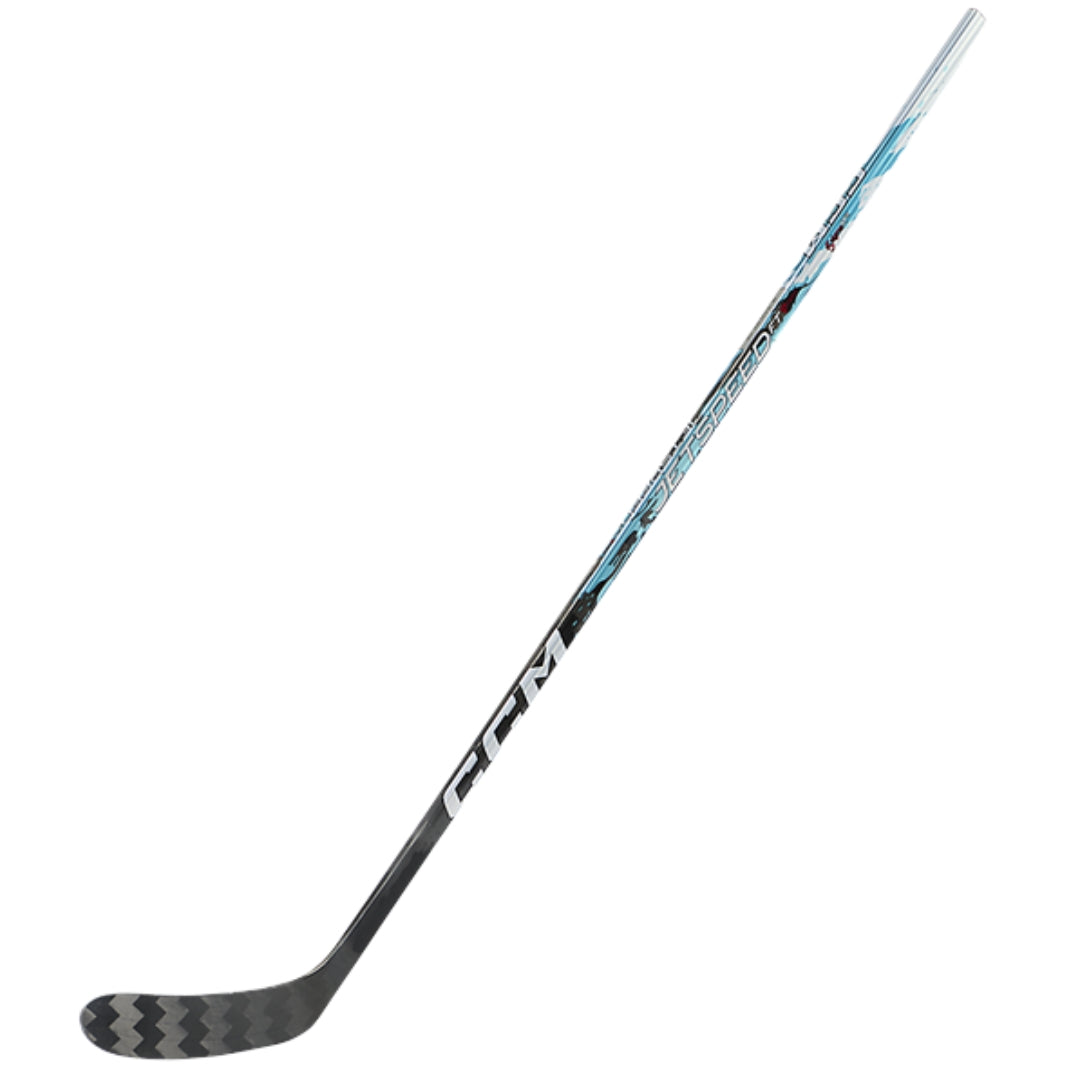 CCM JetSpeed FT9 Pro Int on huipputason jääkiekkomaila pelaajalle, joka haluaa nopean laukaisun, tarkan kiekonkäsittelyn ja kevyen komposiittimailan kilpailulliseen jääkiekkoon.