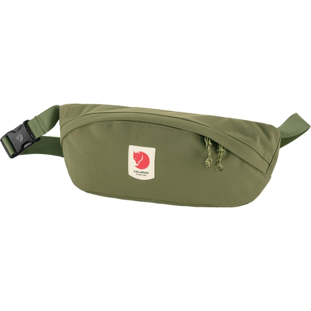 Fjällräven Ulvö Hip Pack Medium on käytännöllinen ja tyylikäs vyölaukku, joka tarjoaa erinomaisen yhdistelmän kestävyyttä, toimivuutta ja käyttömukavuutta. Kompaktin kokoinen mutta tilava laukku sopii täydellisesti jokapäiväiseen käyttöön, matkustamiseen, kaupunkiliikkumiseen sekä retkille, kun tärkeimmät tavarat halutaan pitää helposti saatavilla.