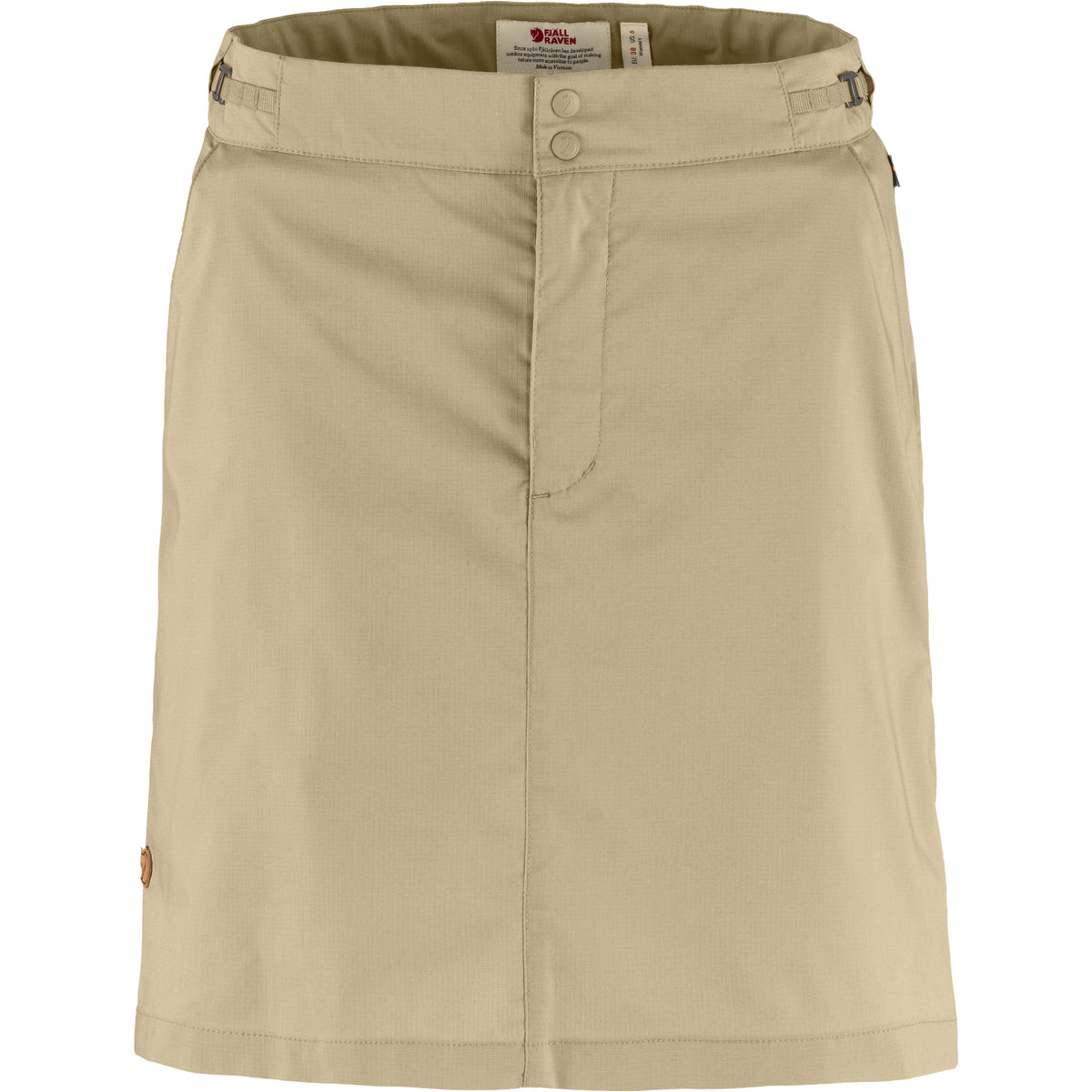 Abisko Hike Skort W on täydellinen yhdistelmä hameen naisellista tyyliä ja shortsien käytännöllisyyttä. Tämä kevyt ja ilmava shortsihame on suunniteltu lämpimän sään retkille, vaelluksille ja aktiiviseen arkeen – yhtä hyvin luonnossa kuin kaupungissa.