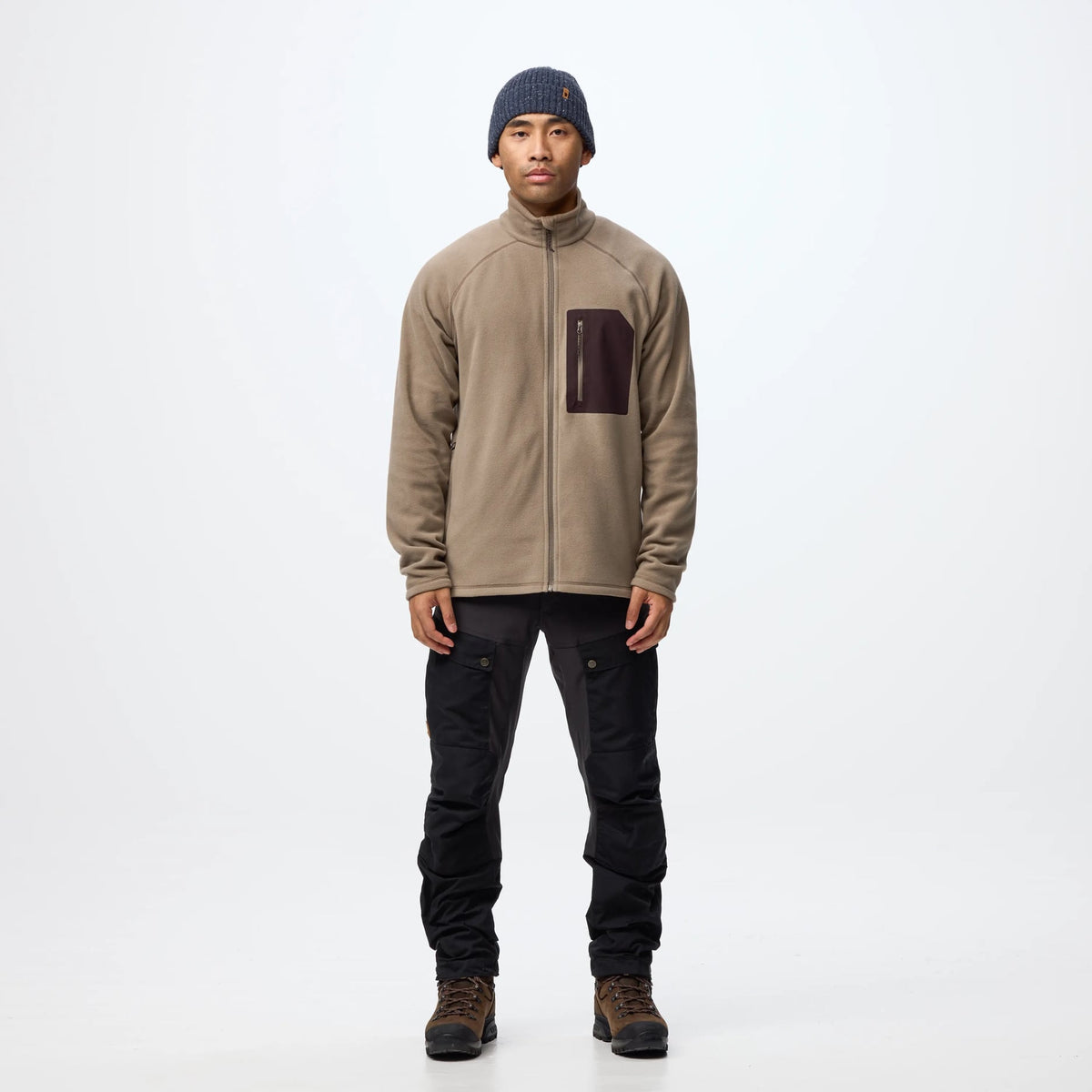 Fjällräven Kaipak Fleece M on kevyt ja lämmin miesten fleece, joka on suunniteltu retkeilyyn, vaellukseen ja aktiiviseen ulkoiluun. Kierrätetystä polyesteristä valmistettu Polartec fleece tarjoaa lämpöä ilman tarpeetonta paksuutta, joten Kaipak Fleece M toimii erinomaisesti välikerroksena erilaisissa sääolosuhteissa.
