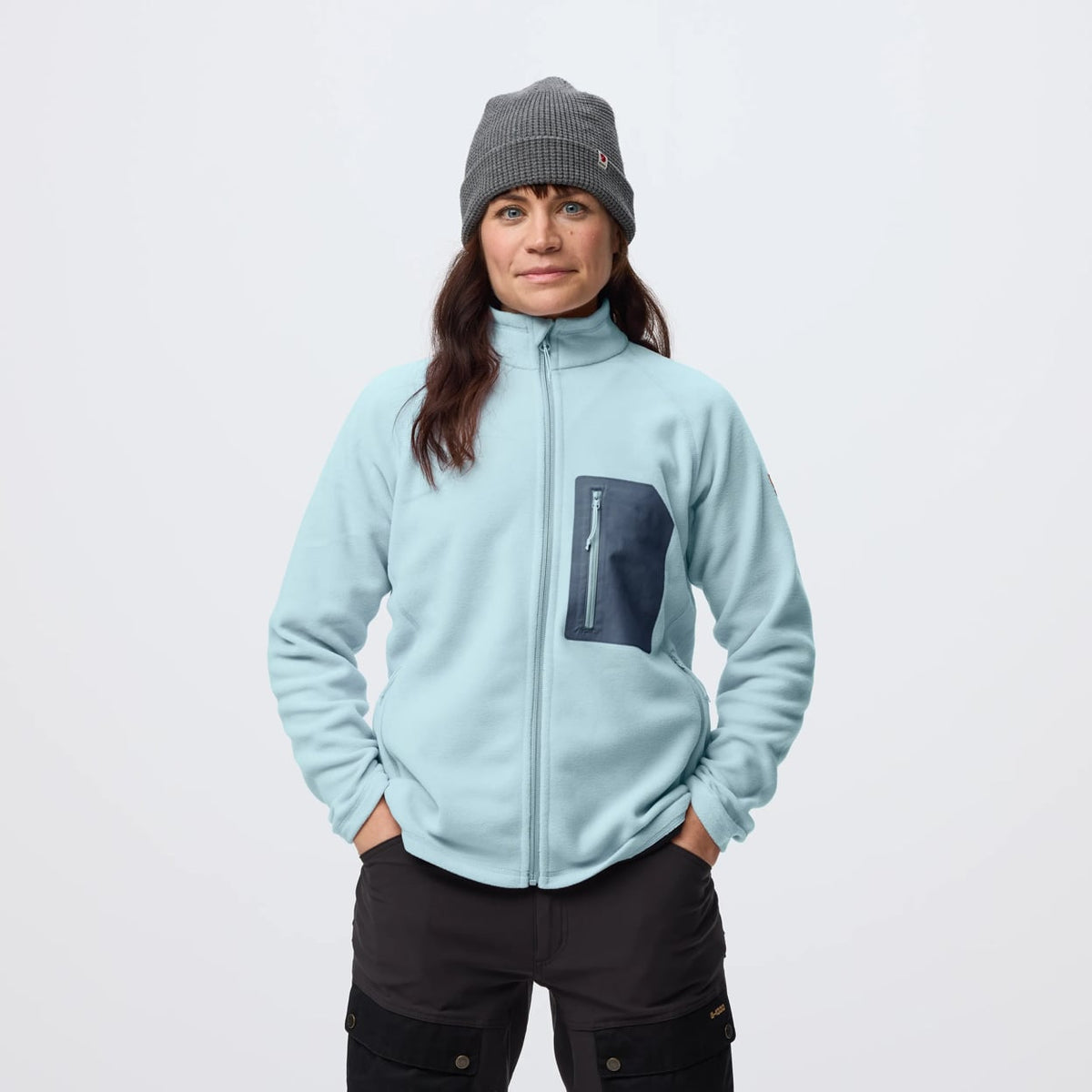 Fjällräven Kaipak Fleece W on kevyt ja monikäyttöinen naisten fleece, joka on suunniteltu erityisesti retkeilyyn, vaellukseen ja aktiiviseen ulkoiluun. Pehmeä Polartec fleece valmistetaan 100 prosenttisesti kierrätetystä polyesteristä, joten takki tarjoaa lämpöä ilman tarpeetonta paksuutta. Kevyen rakenteensa ansiosta se toimii erinomaisesti välikerroksena ympäri vuoden.
