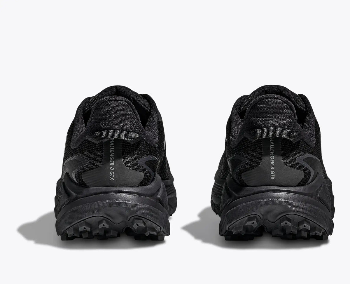HOKA Challenger 8 GTX Wide miesten polkujuoksukengät on suunniteltu aktiiviseen ulkoiluun, polkujuoksuun ja kävelyyn silloin, kun reitti kulkee asfaltin, soran, metsän ja kosteiden maasto osuuksien välillä.