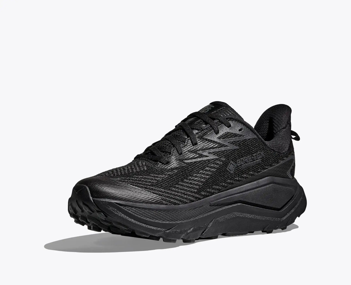 HOKA Challenger 8 GTX Wide miesten polkujuoksukengät on suunniteltu aktiiviseen ulkoiluun, polkujuoksuun ja kävelyyn silloin, kun reitti kulkee asfaltin, soran, metsän ja kosteiden maasto osuuksien välillä.