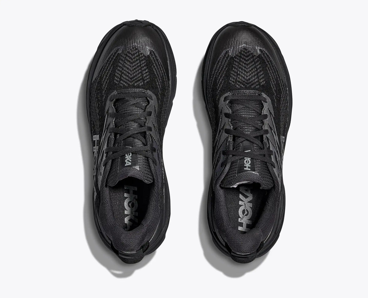 HOKA Challenger 8 GTX Wide miesten polkujuoksukengät on suunniteltu aktiiviseen ulkoiluun, polkujuoksuun ja kävelyyn silloin, kun reitti kulkee asfaltin, soran, metsän ja kosteiden maasto osuuksien välillä.