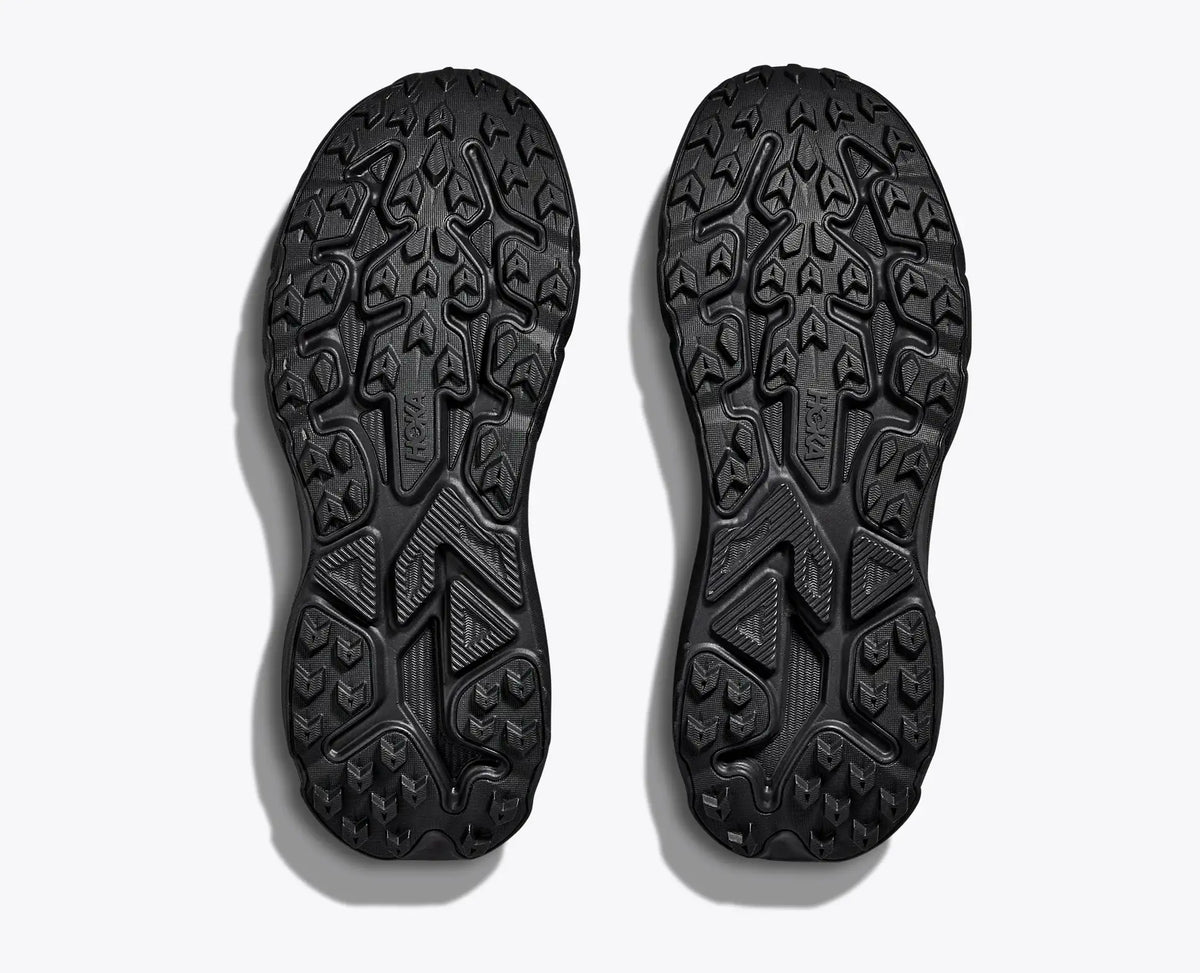 HOKA Challenger 8 GTX Wide miesten polkujuoksukengät on suunniteltu aktiiviseen ulkoiluun, polkujuoksuun ja kävelyyn silloin, kun reitti kulkee asfaltin, soran, metsän ja kosteiden maasto osuuksien välillä.
