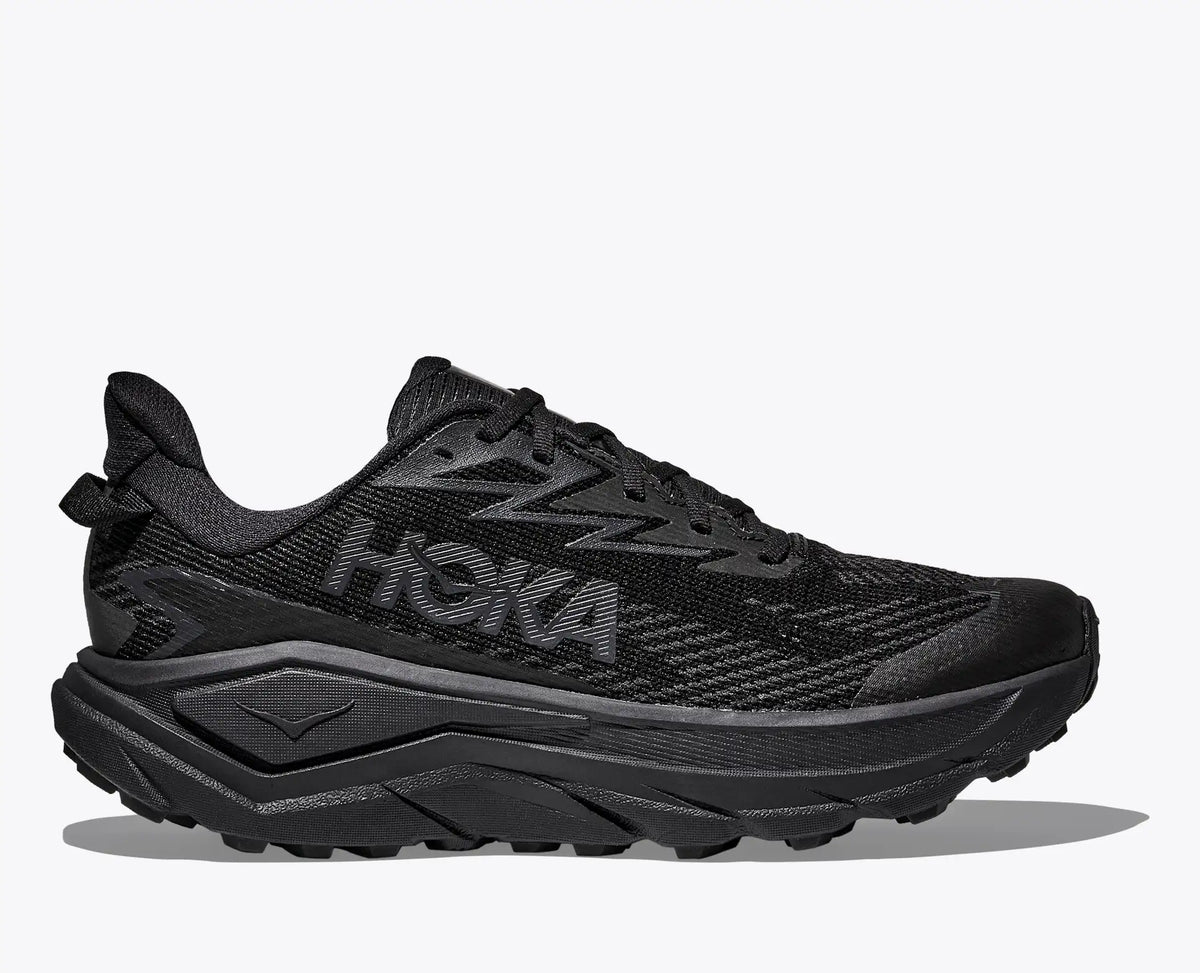 HOKA Challenger 8 GTX Wide miesten polkujuoksukengät on suunniteltu aktiiviseen ulkoiluun, polkujuoksuun ja kävelyyn silloin, kun reitti kulkee asfaltin, soran, metsän ja kosteiden maasto osuuksien välillä.