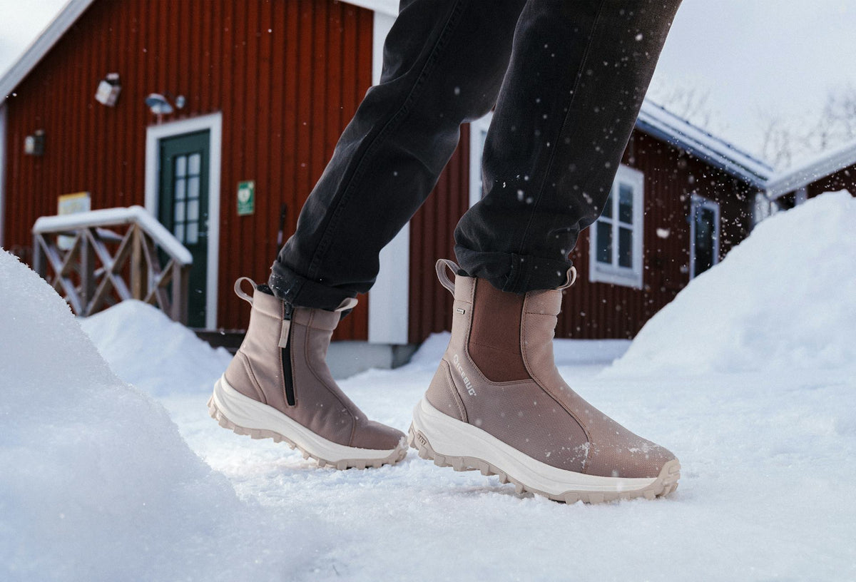 Icebug Vallda NT on tyylikäs ja helppokäyttöinen nastaton talvikenkä syksyn ja talven kävelyille. Vedenpitävä BUGdri™-kalvo suojaa kosteudelta, ohut fleecevuori tuo lämpöä ja Nordic Traction™ -ulkopohja tarjoaa pitävän otteen kylmillä ja liukkailla alustoilla. Ajattoman muotoilunsa ansiosta Vallda NT sopii yhtä hyvin kaupunkikävelyille kuin arjen ulkoiluun.