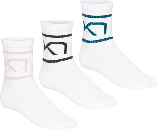 Tennis Sock 3pk on kolmen parin setti klassisia ja mukavia urheilusukkia pehmeästä puuvillasta. Hengittävä puuvilla varmistaa hyvän ilmanvaihdon, kun taas froteekangas sisäpuolella tarjoaa lisämukavuutta.