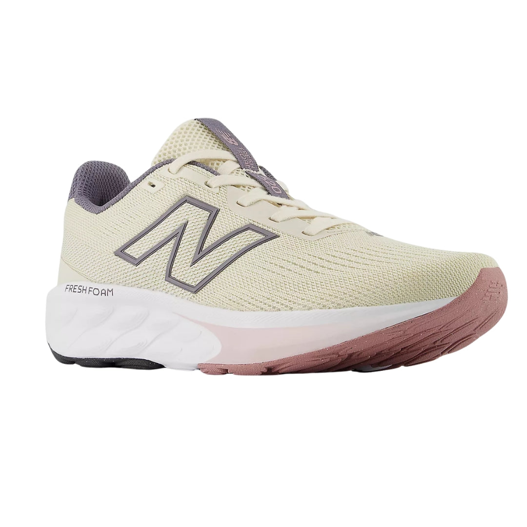 New Balance Fresh Foam 520 v9 on mukava ja monipuolinen juoksukenkä, joka on suunniteltu päivittäiseen käyttöön, kevyille juoksulenkeille sekä aktiiviseen arkeen. Malli yhdistää pehmeän Fresh Foam -välipohjan, hengittävän päällisen ja kevyen rakenteen, mikä tekee kengästä hyvän vaihtoehdon sekä juoksuun että kävelyyn.