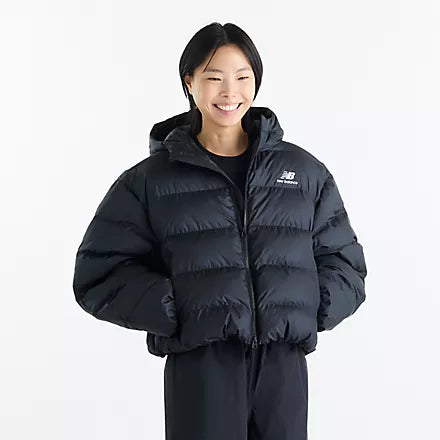 New Balance Boston Puffer Jacket W – Naisten toppatakki Tyylikäs ja lämmin toppatakki viileisiin päiviin. New Balance Boston Puffer Jacket W yhdistää modernin kaupunkityylin ja miellyttävän lämmön.