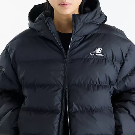 New Balance Boston Puffer Jacket W – Naisten toppatakki Tyylikäs ja lämmin toppatakki viileisiin päiviin. New Balance Boston Puffer Jacket W yhdistää modernin kaupunkityylin ja miellyttävän lämmön.