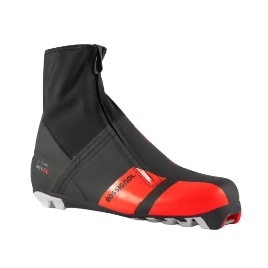 Tunne Rossignol X‑IUM World Cup -klassikon voima. Nämä aktiivi- ja kilpaurheilijoille suunnitellut perinteisen hiihtotyylin monokset tarjoavat erinomaisen tukevuuden ja suksen hallinnan integroidun hiilikuiturungon ansiosta. Matalaprofiilinen Expert Classic -pohja takaa tarkan tuntuman sukseen ja maksimaalisen voimansiirron jokaisessa potkussa.