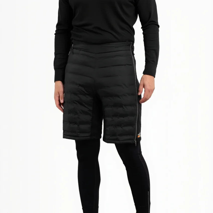 Rukka Tarvaala keinountuvashortsit unisex ovat kevyt mutta tehokkaasti lämmittävä valinta talviliikuntaan ja ulkoiluun. Nämä unisex toppashortsit on suunniteltu kylmiin olosuhteisiin, kun tarvitset lisälämpöä reisien alueelle ilman raskasta tai hiostavaa tunnetta.