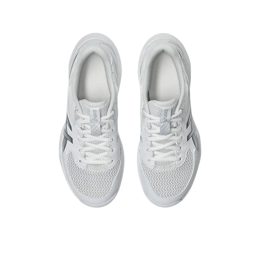 ASICS Gel-Rocket 12 on kevyt ja vakaa sisäpelikenkä, joka on suunniteltu tarjoamaan erinomainen tasapaino pidon, joustavuuden ja iskunvaimennuksen välillä. Malli sopii erityisesti lajeihin, joissa vaaditaan nopeita sivuttaisliikkeitä ja hyvää kenttätuntumaa, kuten salibandy, lentopallo ja käsipallo.