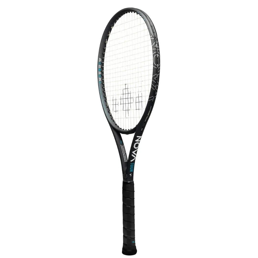 Diadem Nova V3 Tour tennismaila on suunniteltu vaativille kilpapelaajille ja aktiivisille harrastajille, jotka etsivät maksimaalista voimaa, vakautta ja tarkkuutta ilman kompromisseja pelituntumassa. Nova V3 Tour on Nova malliston tehokkain vaihtoehto, jossa suurempi massa yhdistyy erinomaiseen käsiteltävyyteen ja räjähtävään suorituskykyyn.