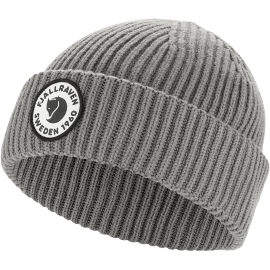 Fjällräven 1960 Lite Logo Hat on pehmeä ja lämmin unisex-pipo jokapäiväiseen ulkoiluun, retkeilyyn ja vapaa-aikaan. Ribbipipo on valmistettu jäljitettävän villan ja luomupuuvillan miellyttävästä sekoitteesta, joka tarjoaa lämpöä ja auttaa siirtämään kosteutta pois iholta. Kevyen rakenteensa ansiosta pipo sopii erinomaisesti käytettäväksi erityisesti syksyllä ja keväällä sekä viileinä kesäpäivinä.