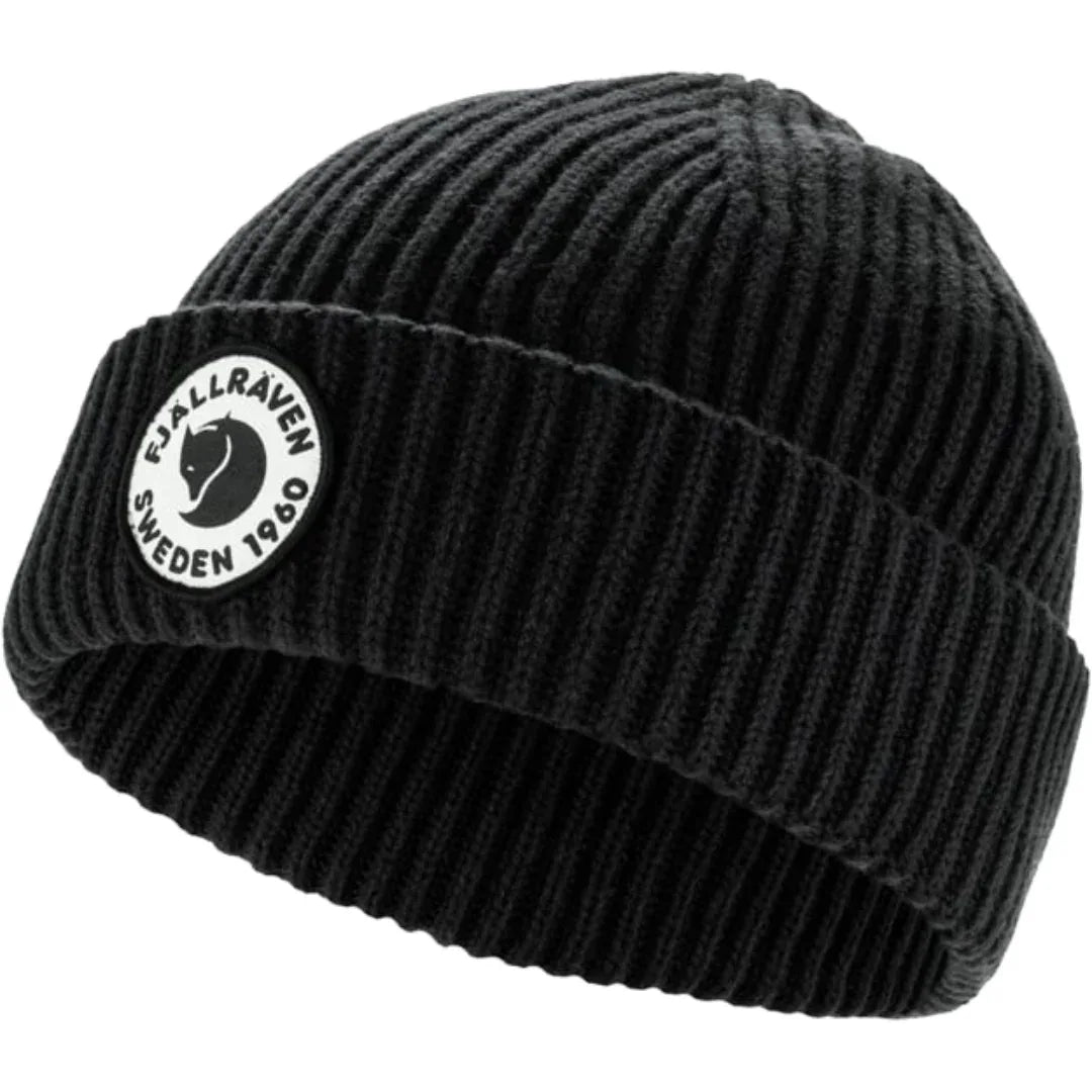 Fjällräven 1960 Lite Logo Hat on pehmeä ja lämmin unisex-pipo jokapäiväiseen ulkoiluun, retkeilyyn ja vapaa-aikaan. Ribbipipo on valmistettu jäljitettävän villan ja luomupuuvillan miellyttävästä sekoitteesta, joka tarjoaa lämpöä ja auttaa siirtämään kosteutta pois iholta. Kevyen rakenteensa ansiosta pipo sopii erinomaisesti käytettäväksi erityisesti syksyllä ja keväällä sekä viileinä kesäpäivinä.