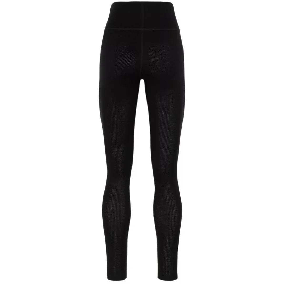 Kari Traa Anna High Waist Pants ovat naisten merinovillaiset kerrastohousut, jotka yhdistävät erinomaisen lämmöneristyksen, pehmeän käyttötuntuman ja näyttävän pohjoismaisen kuosin. 100 % merinovillasta valmistetut housut sopivat erinomaisesti hiihtoon, lasketteluun, retkeilyyn ja talven ulkoiluhetkiin.