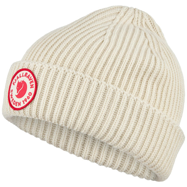 Fjällräven 1960 Lite Logo Hat on pehmeä ja lämmin unisex-pipo jokapäiväiseen ulkoiluun, retkeilyyn ja vapaa-aikaan. Ribbipipo on valmistettu jäljitettävän villan ja luomupuuvillan miellyttävästä sekoitteesta, joka tarjoaa lämpöä ja auttaa siirtämään kosteutta pois iholta. Kevyen rakenteensa ansiosta pipo sopii erinomaisesti käytettäväksi erityisesti syksyllä ja keväällä sekä viileinä kesäpäivinä.