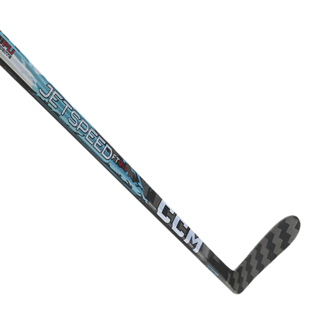 CCM JetSpeed FT9 Pro INT on huipputason jääkiekkomaila pelaajalle, joka haluaa nopean laukaisun, tarkan kiekonkäsittelyn ja kevyen komposiittimailan kilpailulliseen jääkiekkoon.