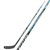 CCM JetSpeed FT9 Pro INT on huipputason intermediate jääkiekkomaila pelaajalle, joka haluaa yhdistää nopean laukaisun, tarkan kiekonkäsittelyn ja kevyen mutta kestävän komposiittimailan. Maila on suunniteltu pelin nopeisiin tilanteisiin, joissa ratkaisu tehdään sekunnin murto-osassa