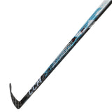 CCM JetSpeed FT9 Pro INT on huipputason intermediate jääkiekkomaila pelaajalle, joka haluaa yhdistää nopean laukaisun, tarkan kiekonkäsittelyn ja kevyen mutta kestävän komposiittimailan. Maila on suunniteltu pelin nopeisiin tilanteisiin, joissa ratkaisu tehdään sekunnin murto-osassa