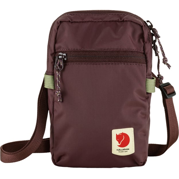 Pidä tärkeimmät tavarasi helposti saatavilla Fjällräven High Coast Pocket olkalaukulla. Tämä kevyt ja kompakti olkalaukku sopii erinomaisesti päivittäiseen käyttöön, kaupunkikävelyille ja matkustamiseen. Minimalistinen muotoilu, käytännölliset taskut ja säädettävä kantohihna tekevät siitä toimivan valinnan silloin, kun haluat ottaa mukaasi vain välttämättömät tavarat.