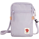 Pidä tärkeimmät tavarasi helposti saatavilla Fjällräven High Coast Pocket olkalaukulla. Tämä kevyt ja kompakti olkalaukku sopii erinomaisesti päivittäiseen käyttöön, kaupunkikävelyille ja matkustamiseen. Minimalistinen muotoilu, käytännölliset taskut ja säädettävä kantohihna tekevät siitä toimivan valinnan silloin, kun haluat ottaa mukaasi vain välttämättömät tavarat.