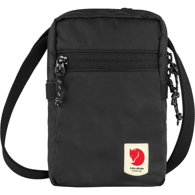 Pidä tärkeimmät tavarasi helposti saatavilla Fjällräven High Coast Pocket olkalaukulla. Tämä kevyt ja kompakti olkalaukku sopii erinomaisesti päivittäiseen käyttöön, kaupunkikävelyille ja matkustamiseen. Minimalistinen muotoilu, käytännölliset taskut ja säädettävä kantohihna tekevät siitä toimivan valinnan silloin, kun haluat ottaa mukaasi vain välttämättömät tavarat.