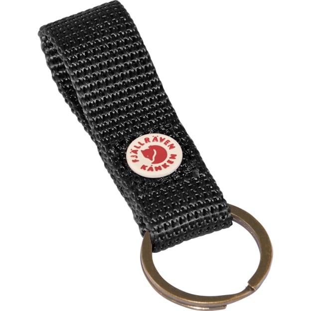 Tuo ikonisen Kånken tyylin osaksi arkea Fjällräven Kånken Keyring avaimenperällä. Tämä käytännöllinen ja tyylikäs avaimenperä on saanut inspiraationsa suositun Kånken repun yksityiskohdista. Se sopii avainten säilyttämiseen ja antaa samalla persoonallisen lisän laukkuun, reppuun tai avainnippuun.