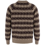Fjällräven Övik Jacquard Knit M on tyylikäs ja lämmin miesten villapaita, joka sopii sekä jokapäiväiseen käyttöön että ulkoiluun. Pehmeän merinovillan ja shetlanninvillan yhdistelmä tuo neuleeseen luonnollista lämpöä ja hengittävyyttä. Villa siirtää kosteutta tehokkaasti ja lämmittää myös hieman kosteana, joten neule toimii hyvin vaihtelevissa sääolosuhteissa.