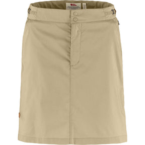 Abisko Hike Skort W on täydellinen yhdistelmä hameen naisellista tyyliä ja shortsien käytännöllisyyttä. Tämä kevyt ja ilmava shortsihame on suunniteltu lämpimän sään retkille, vaelluksille ja aktiiviseen arkeen – yhtä hyvin luonnossa kuin kaupungissa.