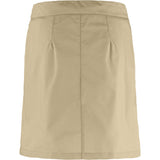 Abisko Hike Skort W on täydellinen yhdistelmä hameen naisellista tyyliä ja shortsien käytännöllisyyttä. Tämä kevyt ja ilmava shortsihame on suunniteltu lämpimän sään retkille, vaelluksille ja aktiiviseen arkeen – yhtä hyvin luonnossa kuin kaupungissa.