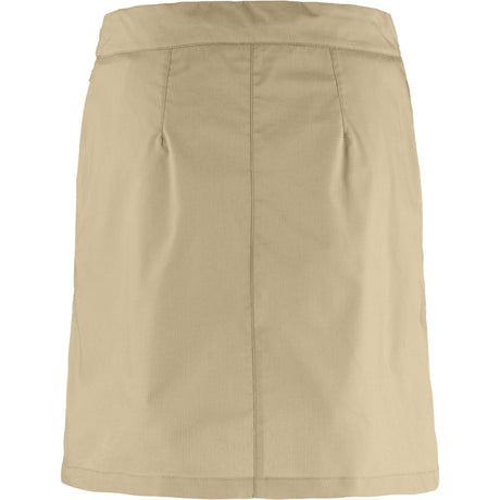 Abisko Hike Skort W on täydellinen yhdistelmä hameen naisellista tyyliä ja shortsien käytännöllisyyttä. Tämä kevyt ja ilmava shortsihame on suunniteltu lämpimän sään retkille, vaelluksille ja aktiiviseen arkeen – yhtä hyvin luonnossa kuin kaupungissa.