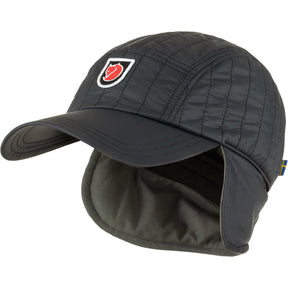 Fjällräven Expedition Lätt Cap on kevyt ja lämmin topattu talvihattu, joka on suunniteltu kylmiin talvipäiviin, talviretkeilyyn ja päivittäiseen ulkoiluun. Kevyen rakenteensa ansiosta hattu on helppo pakata mukaan retkelle, matkalle tai työmatkalle, kun taas synteettinen eriste auttaa pitämään pään lämpimänä kylmissä olosuhteissa.