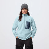 Fjällräven Kaipak Fleece W on kevyt ja monikäyttöinen naisten fleece, joka on suunniteltu erityisesti retkeilyyn, vaellukseen ja aktiiviseen ulkoiluun. Pehmeä Polartec fleece valmistetaan 100 prosenttisesti kierrätetystä polyesteristä, joten takki tarjoaa lämpöä ilman tarpeetonta paksuutta. Kevyen rakenteensa ansiosta se toimii erinomaisesti välikerroksena ympäri vuoden.