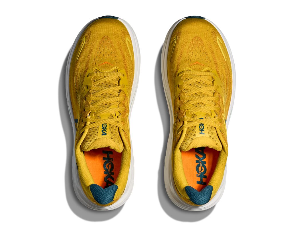 Hoka Clifton 10 miesten juoksukengät on luotettava ja suosittu juoksukenkä päivittäiseen harjoitteluun. Clifton-mallisto on ollut HOKAn vaimennettujen juoksukenkien kulmakivi jo yli 10 vuoden ajan, ja Clifton 10 vie mukavuuden uudelle tasolle entistä pehmeämmällä ja viimeistellymmällä rakenteella.