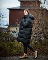 Silvia-takin täytteenä on 100 % untuvaa, jonka Fill Power 750+ kertoo täytteen erinomaisesta kuohkeudesta. Untuva tarjoaa tehokasta lämmöneristystä kevyessä rakenteessa, joten takki on mukava valinta kylmiin päiviin ilman tarpeetonta painoa.