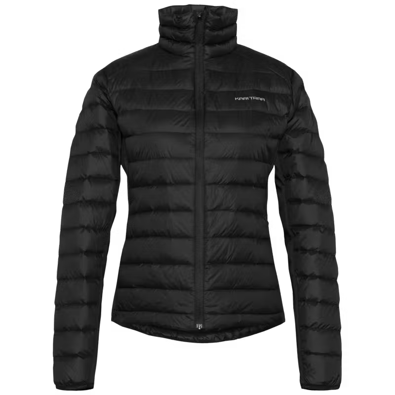 Kari Traa Emilie Down Jacket on kevyt ja lämmin naisten untuvatakki, joka on suunniteltu kylmiin päiviin, ulkoiluun ja kerrospukeutumiseen. Takissa yhdistyvät tehokas ankanuntuvatäyte, vartalonmyötäinen mutta mukava rakenne ja joustavat sivupaneelit, jotka lisäävät liikkumisen vapautta.