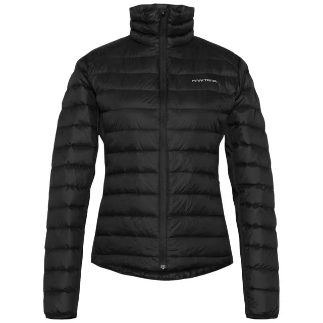 Kari Traa Emilie Down Jacket on kevyt ja lämmin naisten untuvatakki, joka on suunniteltu kylmiin päiviin, ulkoiluun ja kerrospukeutumiseen. Takissa yhdistyvät tehokas ankanuntuvatäyte, vartalonmyötäinen mutta mukava rakenne ja joustavat sivupaneelit, jotka lisäävät liikkumisen vapautta.