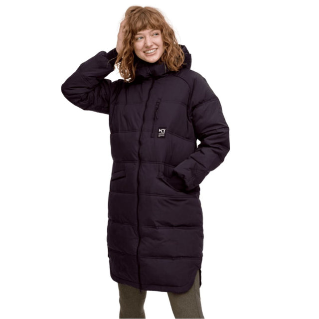 Kari Traa Rongve Parka on pitkä ja lämmin naisten untuvatakki, joka on suunniteltu erityisesti kylmiin talvipäiviin. Pitkä malli, muhkea tikattu rakenne ja 300 g untuvatäyte auttavat säilyttämään kehon lämmön tehokkaasti pakkasella. Untuvan fill power on 300–350, mikä tarjoaa takille hyvän lämmöneristyksen.
