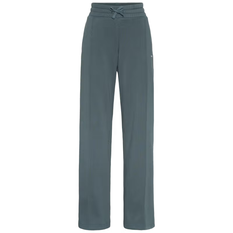 Kari Traa Synne Wide Leg Pants ovat mukavat ja rennot naisten collegehousut, joissa yhdistyvät pehmeä materiaali, korkeavyötäröinen leikkaus ja leveät lahkeet. Housut on suunniteltu erityisesti vapaa aikaan, matkustamiseen ja rentoon kaupunkikäyttöön, jossa mukavuus on tärkeässä roolissa.