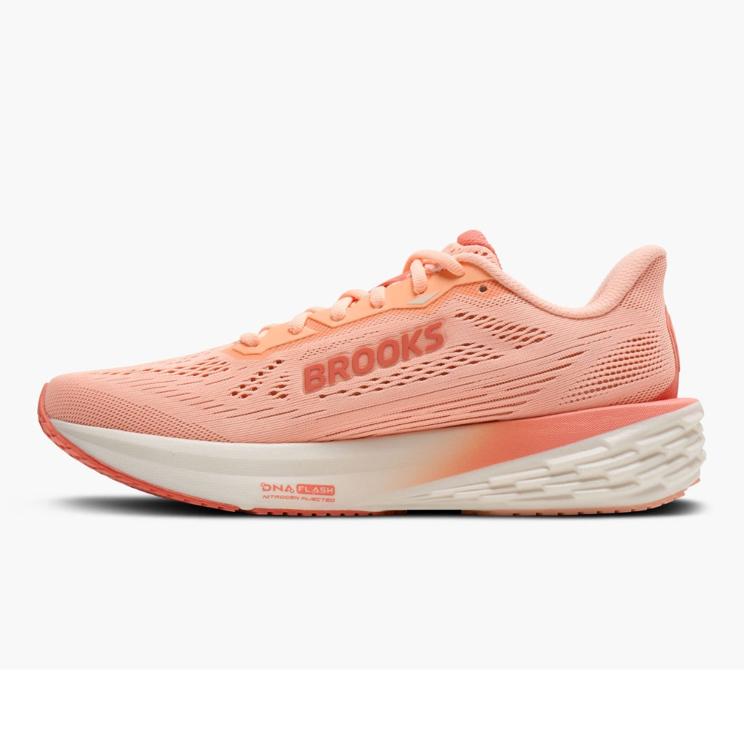 Brooks Launch 12 naisten juoksukengät ovat täydellinen valinta juoksijalle, joka etsii kevyttä, nopeaa ja monipuolista kenkää päivittäiseen harjoitteluun. Tämä suosittu malli yhdistää hengittävän rakenteen ja kimmoisan vaimennuksen, jotka tekevät jokaisesta askeleesta tehokkaan ja miellyttävän.