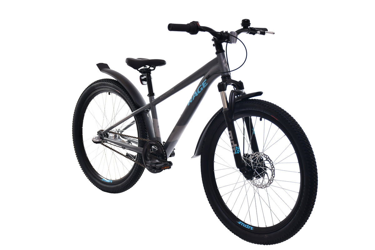 Madison 24" Rage Disc Nexus 3-v on laadukas nuorten pyörä, joka yhdistää modernin muotoilun, kestävän rakenteen ja turvallisen ajokokemuksen. Tämä 24 tuumainen polkupyörä on suunniteltu aktiiviseen käyttöön ja sopii erinomaisesti koulumatkoille, vapaa ajan ajoon ja kevyille maastoreiteille.