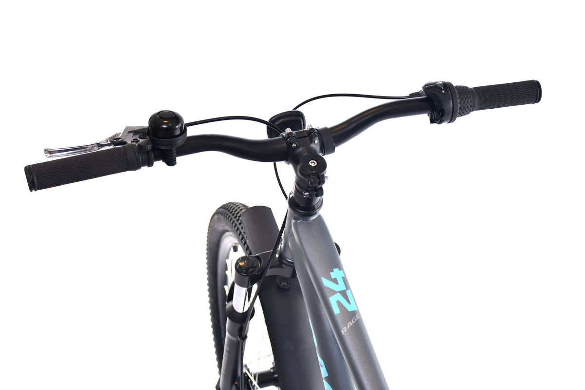 Madison 24" Rage Disc Nexus 3-v on laadukas nuorten pyörä, joka yhdistää modernin muotoilun, kestävän rakenteen ja turvallisen ajokokemuksen. Tämä 24 tuumainen polkupyörä on suunniteltu aktiiviseen käyttöön ja sopii erinomaisesti koulumatkoille, vapaa ajan ajoon ja kevyille maastoreiteille.