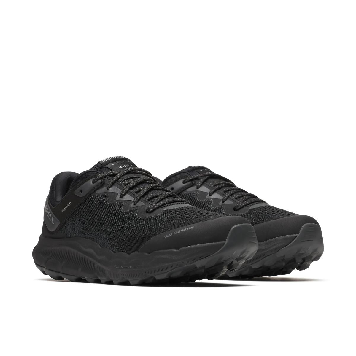 Merrell Women's Antora 4 Waterproof on monipuolinen naisten vedenpitävä polkujuoksukenkä, joka yhdistää kevyen rakenteen, pehmeän vaimennuksen ja pitävän ulkopohjan. Se on suunniteltu erityisesti naisen jalalle, joten kenkä tarjoaa luonnollisen ja tukevan istuvuuden sekä maastossa että jokapäiväisessä ulkoilussa.