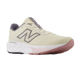 New Balance Fresh Foam 520 v9 on mukava ja monipuolinen juoksukenkä, joka on suunniteltu päivittäiseen käyttöön, kevyille juoksulenkeille sekä aktiiviseen arkeen. Malli yhdistää pehmeän Fresh Foam -välipohjan, hengittävän päällisen ja kevyen rakenteen, mikä tekee kengästä hyvän vaihtoehdon sekä juoksuun että kävelyyn.